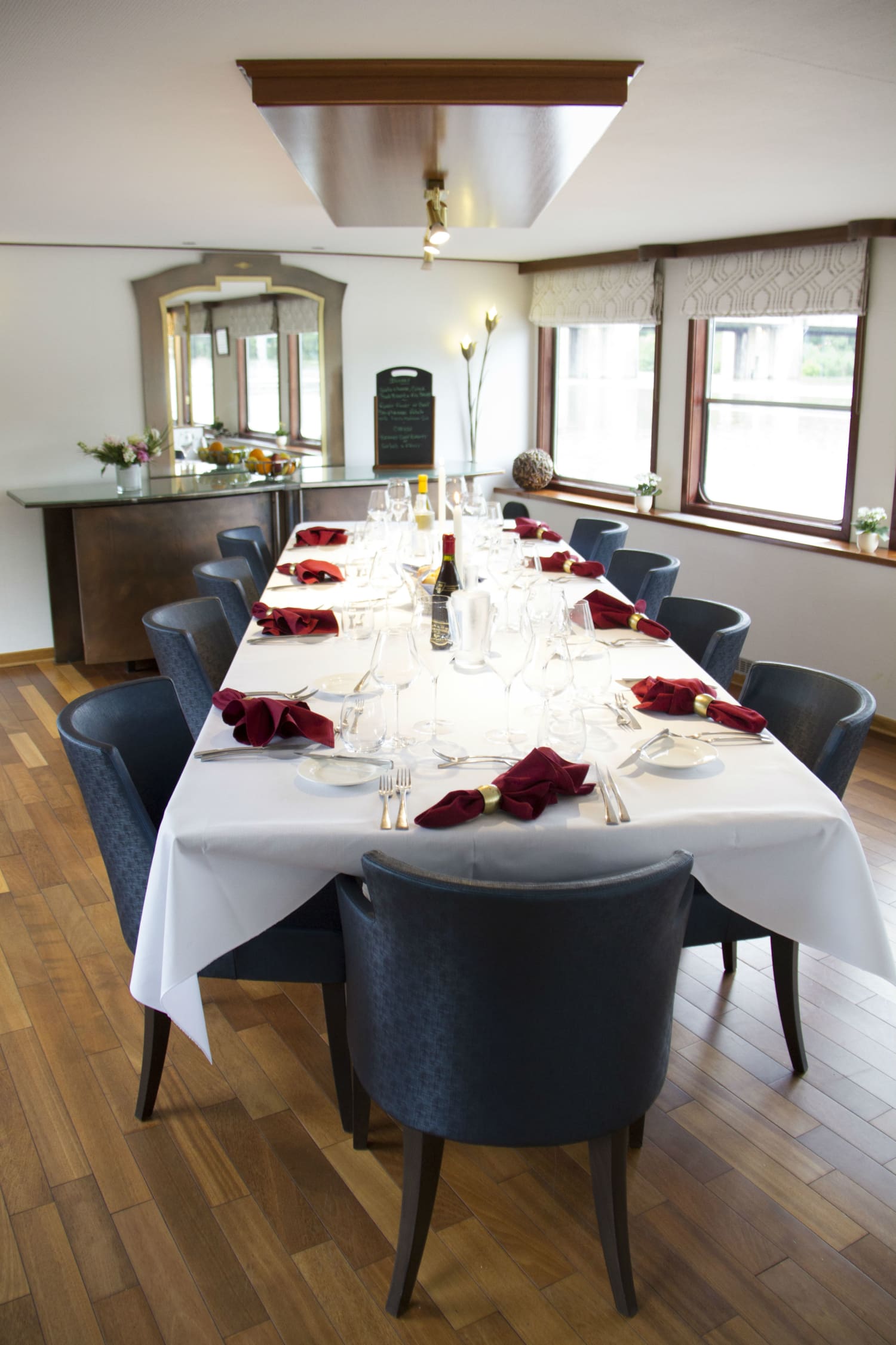 Mesa de Comedor preparada para la Cena a bordo de la Gabarra "Panache" CRUCEROS FLUVIALES CANALES DE FRANCIA LA PANACHE CRUCEROS FLUVIALES DE LUJO CANAL DE LA MARNE AU RHIN